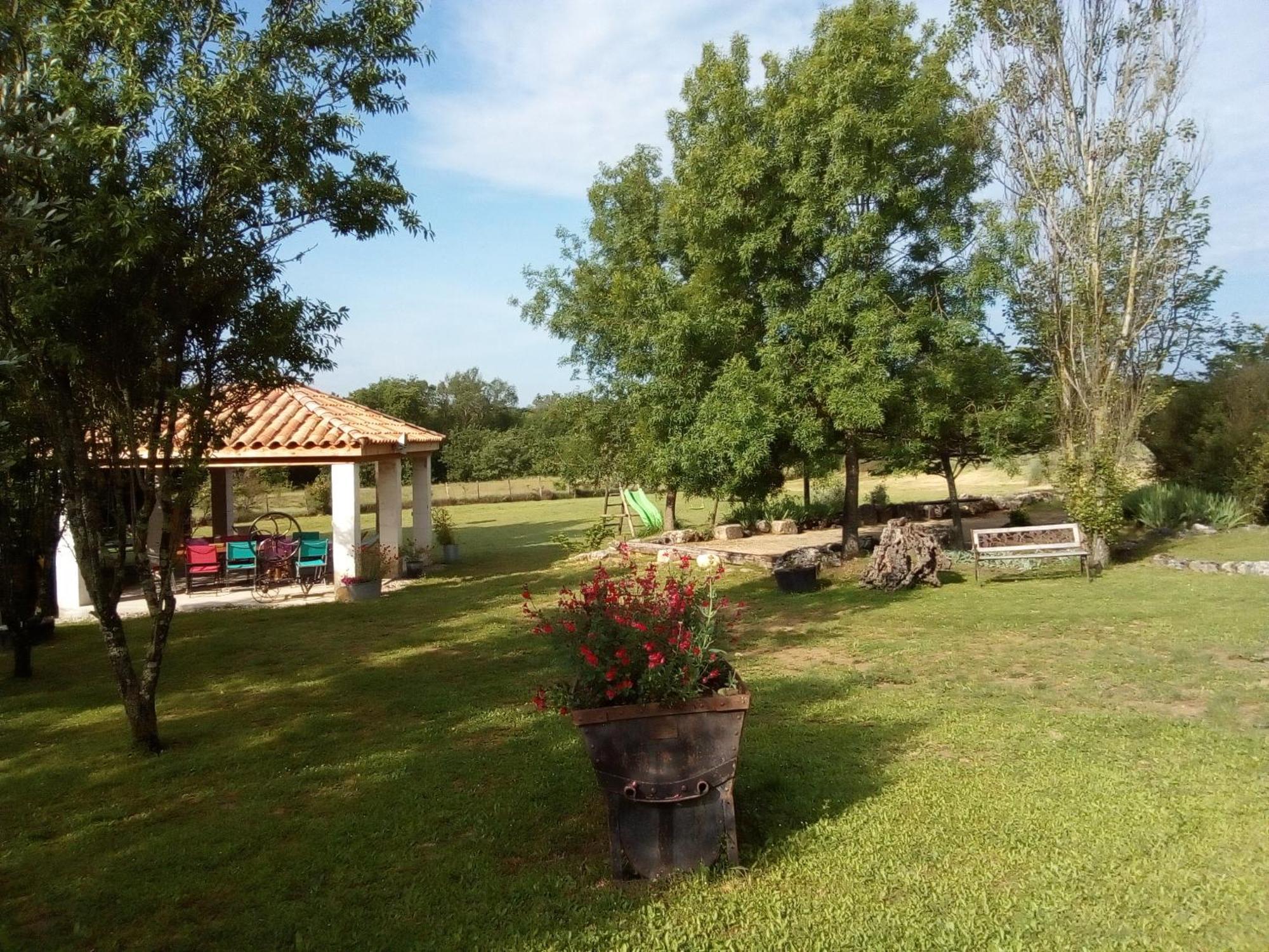 Les Fees Du Gard - Au Pied Des Cevennes